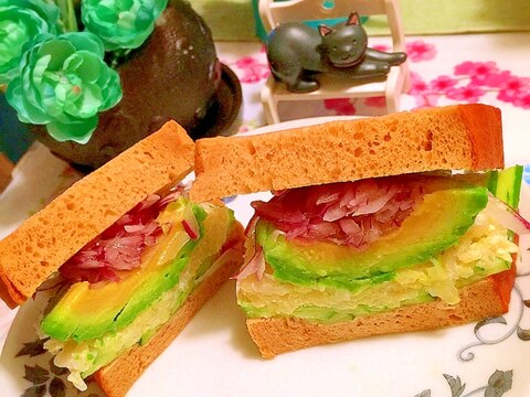 アボカドと彩り野菜のよくばりサンド